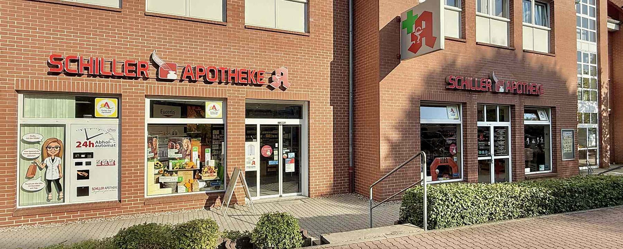 Außenansicht der Apotheke in einem roten Backsteingebäude